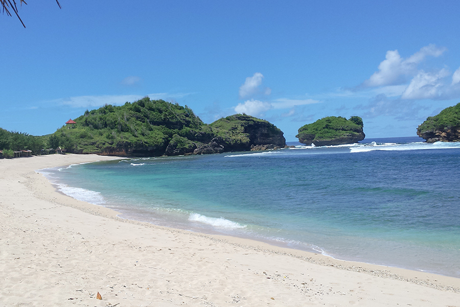 Pantai dengan Ombak Terbesar di Indonesia