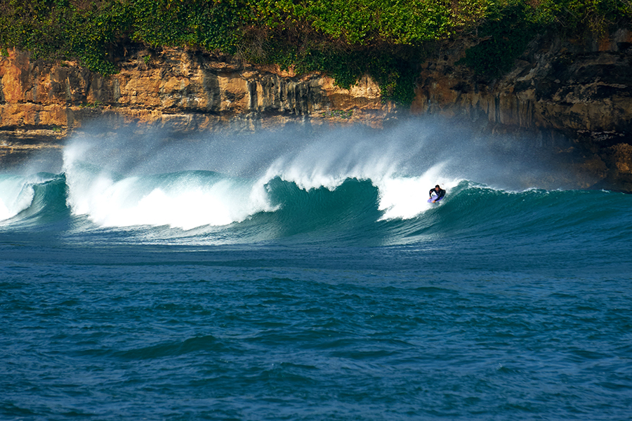 Pantai dengan Ombak Terbesar di Indonesia