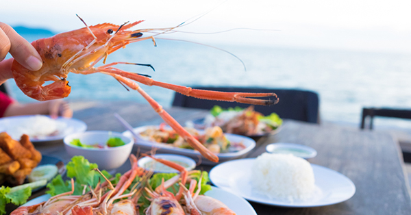 7 Alasan Kenapa Kamu Harus Liburan ke Pantai - Menikmati Kuliner Laut
