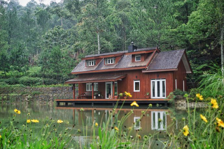 moio lake house exterior