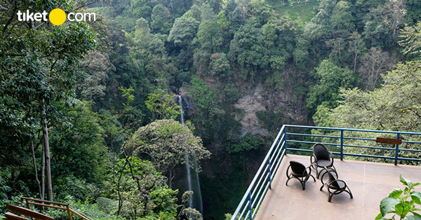 Keindahan Air Terjun Pelangi di Curug Cimahi