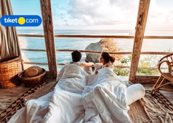 couple beach hotel