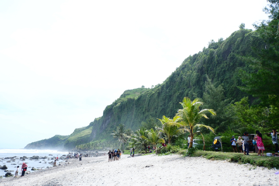 explore menganti beach