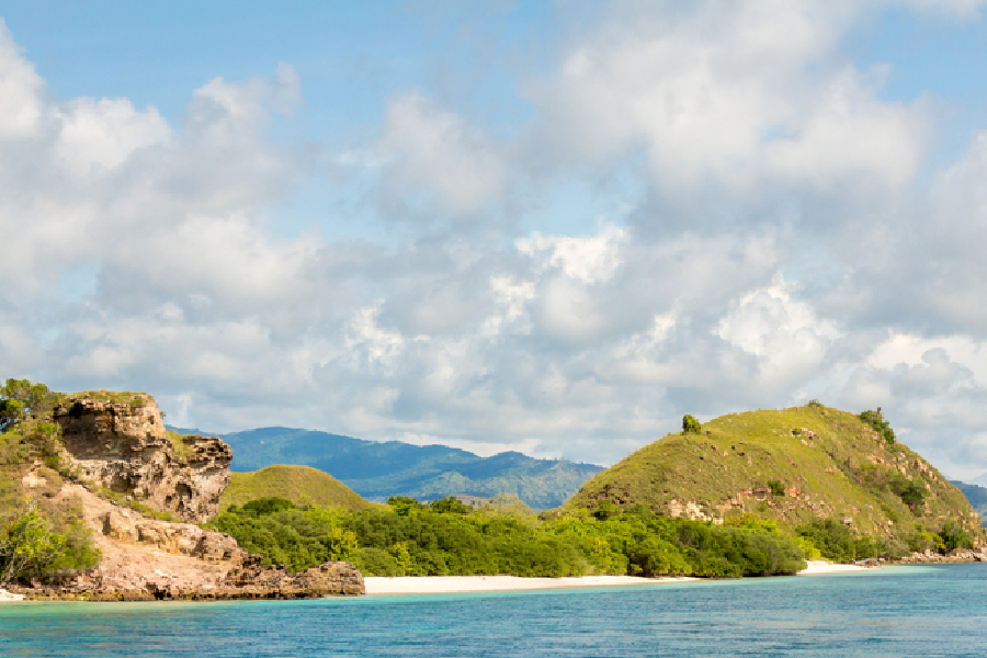 pantai unik dan indah di labuan bajo