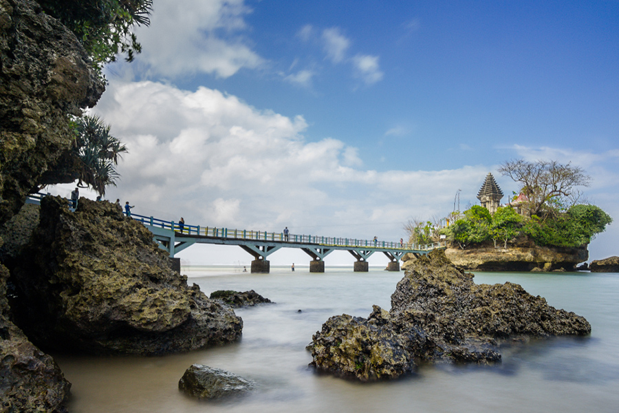 pantai di jawa timur