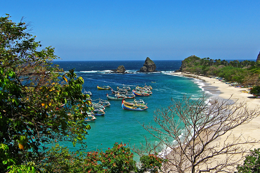 pantai di jawa timur