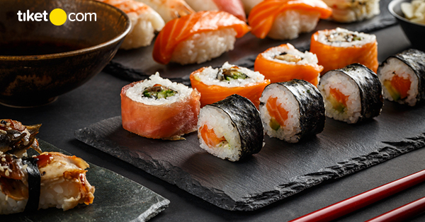 Bagaimana Cara Makan Sushi yang Benar? Simak Tips Berikut, yuk!
