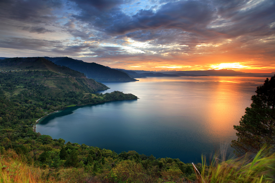 unique lakes in Indonesia