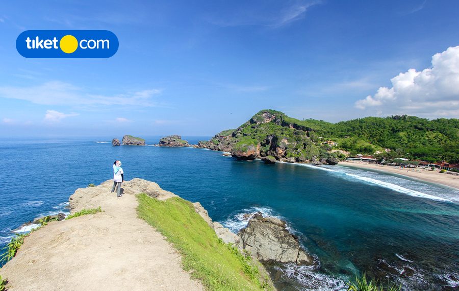 Berlibur di Pantai Siung, Bisa Berkemah dan Panjat Tebing Lho!