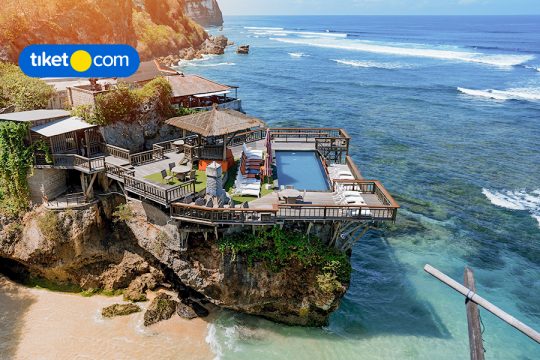 Pantai dengan Ombak Terbesar di Indonesia