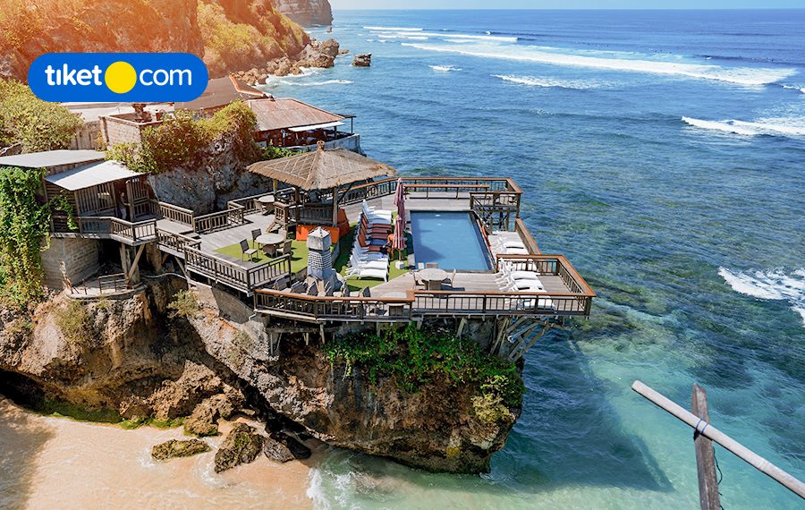 Pantai dengan Ombak Terbesar di Indonesia