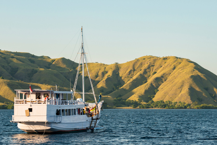 boat heading to island