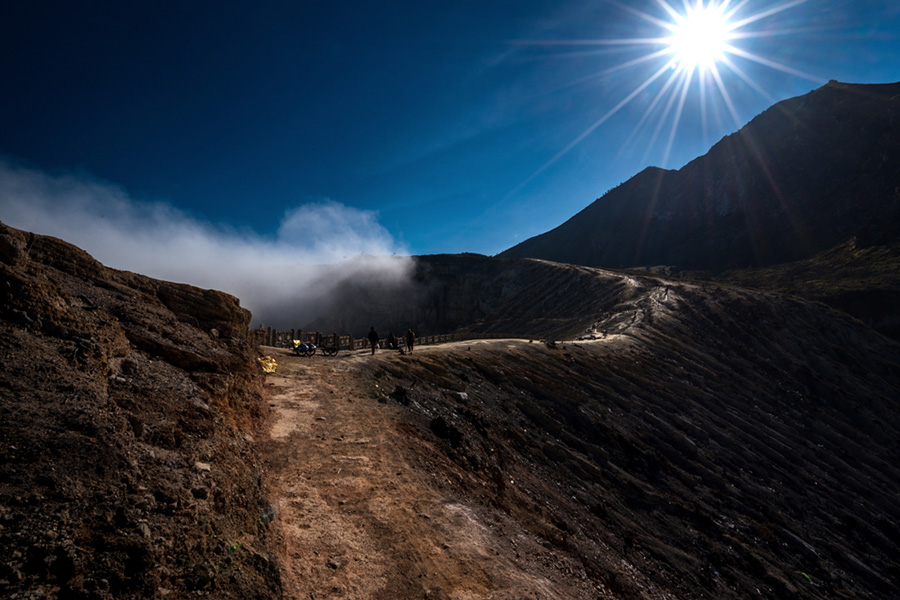 ijen blue fire