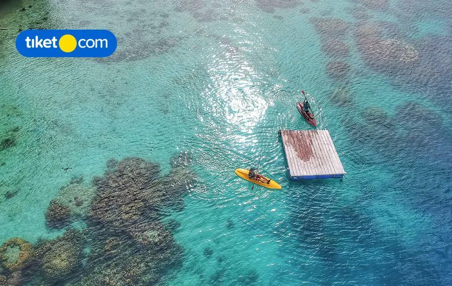 Macan Island, a Paradise in The Thousand Islands Looks Just Like the Maldives