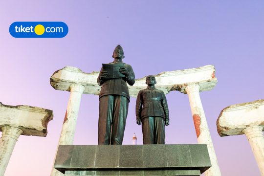 monumen bersejarah di surabaya