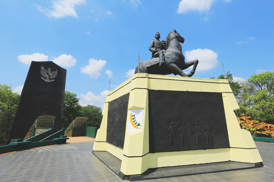 monumen bersejarah di surabaya