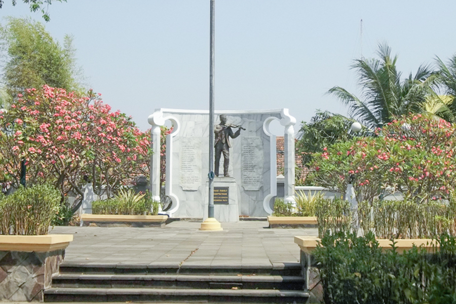 monumen bersejarah di surabaya