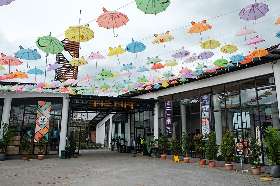Payung Warna Warni di HeHa Sky View
