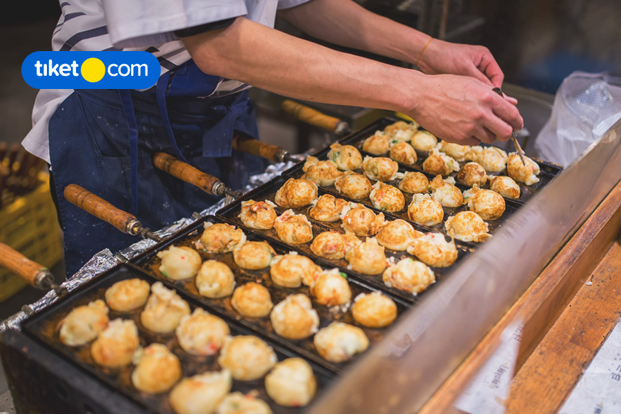 10 Makanan Khas yang Nggak Boleh Kamu Lewatkan di Osaka