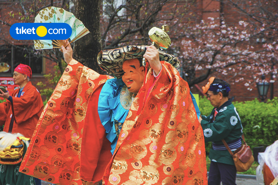 Serunya Nonton Pertunjukan Kabuki di Jepang, Unik Make-Up dan Kostumnya!
