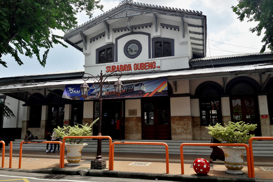 stasiun kereta terbesar di indonesia - Stasiun Surabaya Gubeng