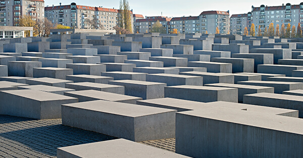 Tempat Wisata Dunia yang Melarang Selfie - Holocaust Memorial