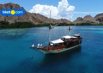 boat in the middle of sea