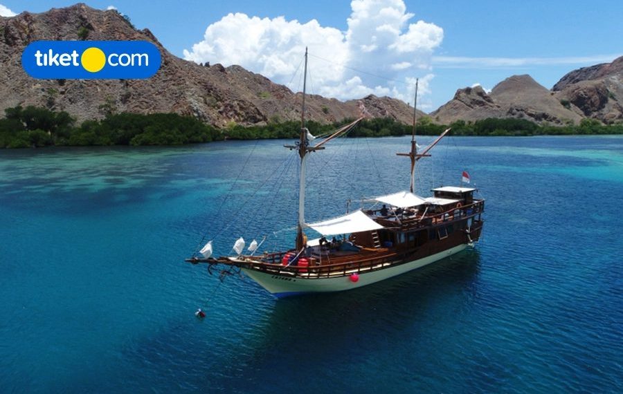 boat in the middle of sea