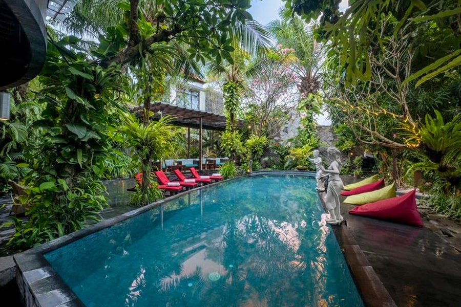 villa dekat pantai di Indonesia
