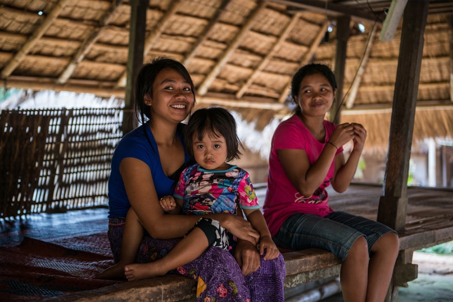 the locals of senaru village, 2 women and 1 kid